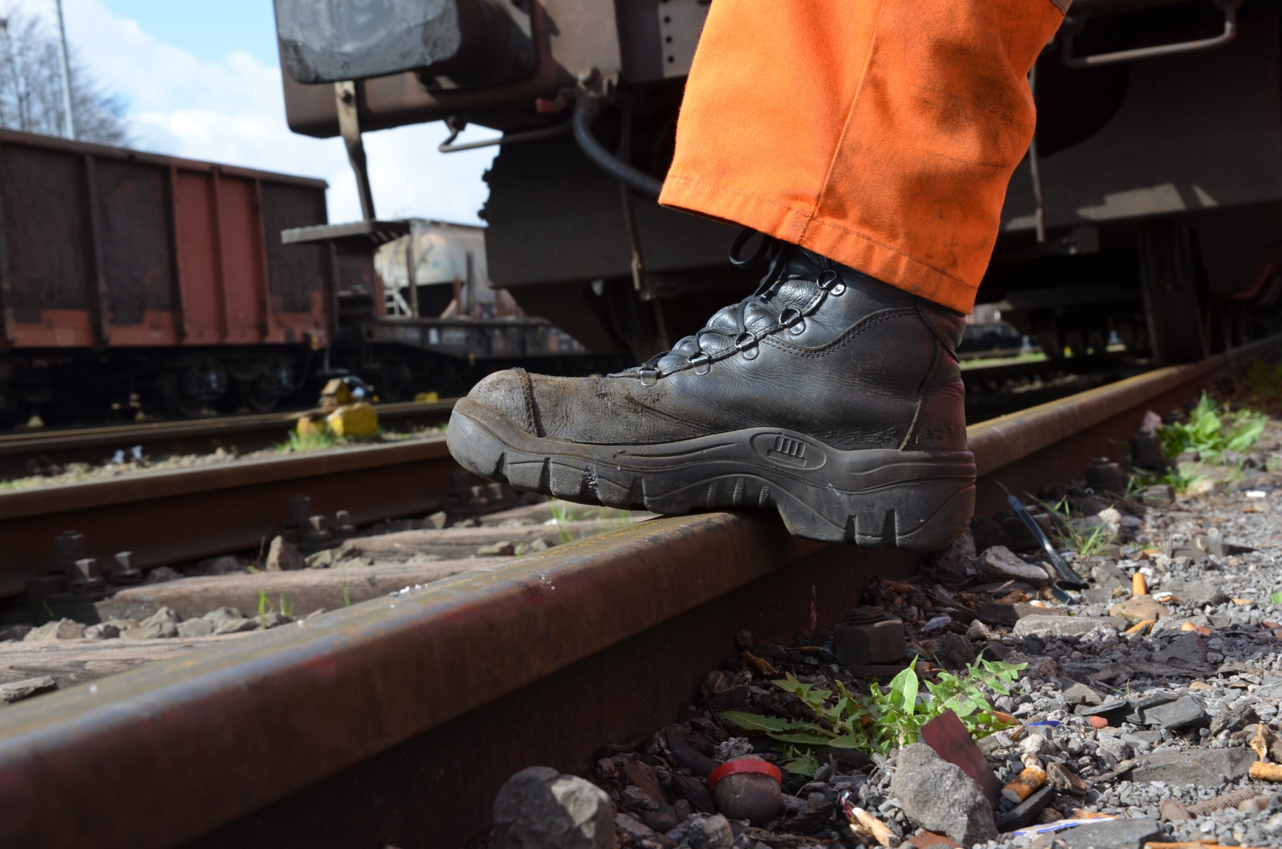 https://pixabay.com/it/photos/scarpe-da-lavoro-rotaia-traccia-1289798/