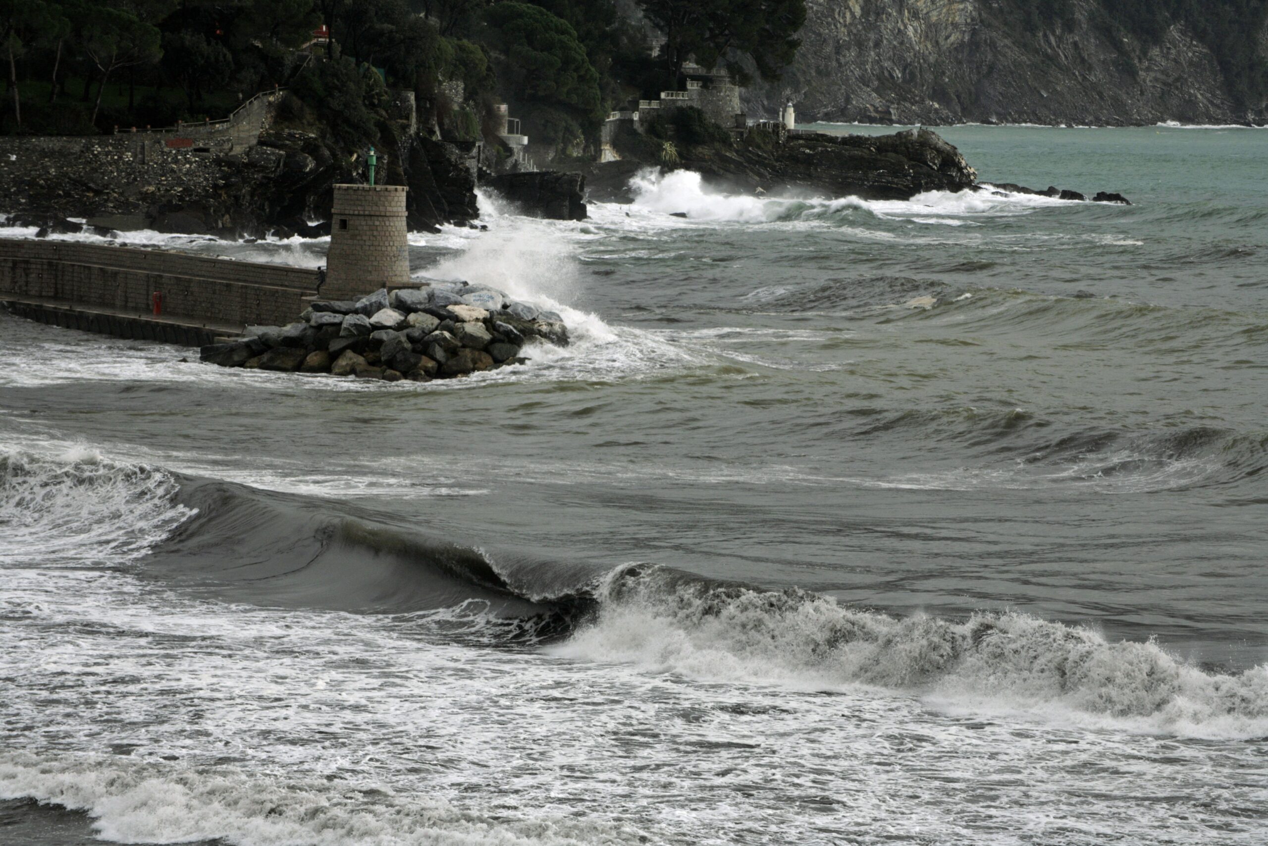https://pixabay.com/it/photos/mare-mareggiata-recco-liguria-4269600/