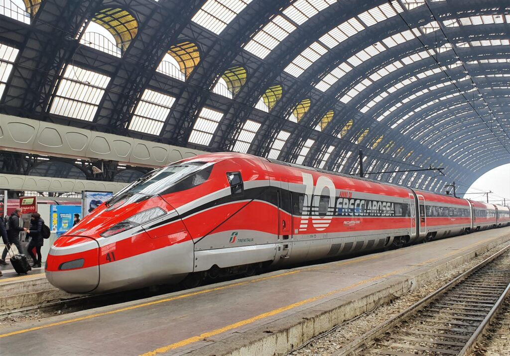 https://pixabay.com/it/photos/treno-piattaforma-stazione-citt%C3%A0-5739909/