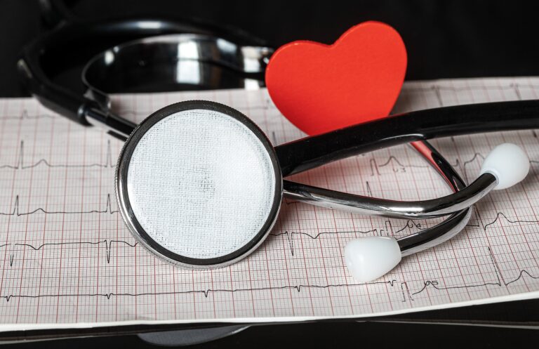 https://pixabay.com/it/photos/stetoscopio-ecg-elettrocardiogramma-4820535/