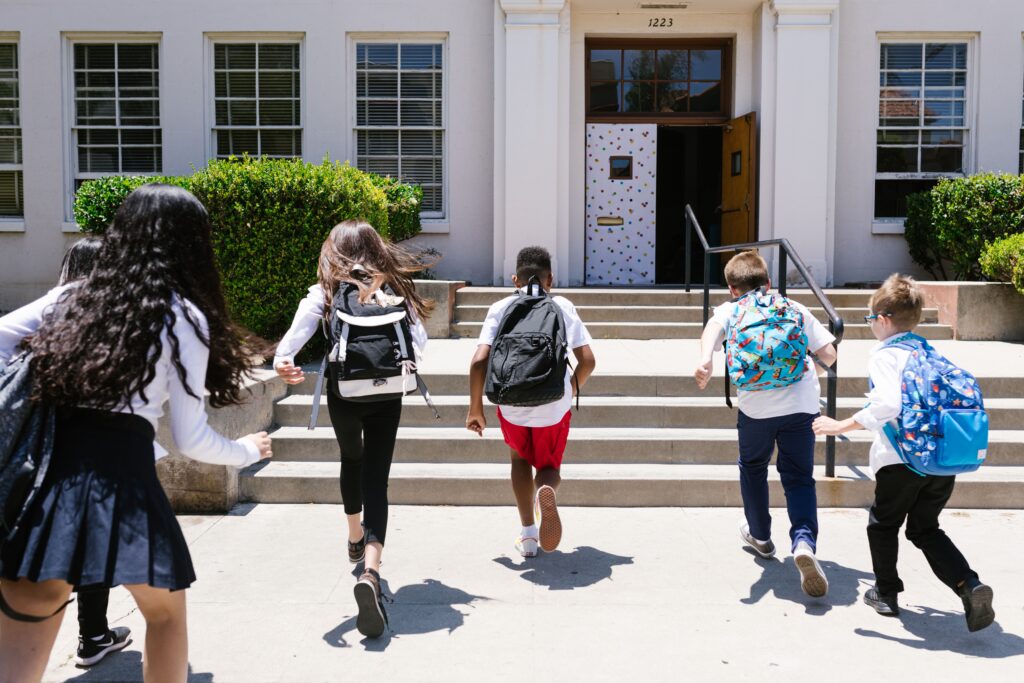 https://www.pexels.com/it-it/foto/scuola-studenti-corsa-eccitato-8500353/