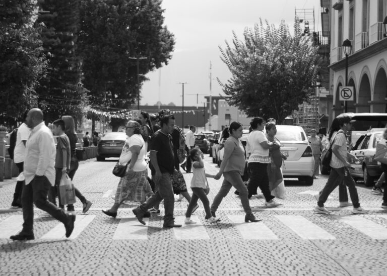 https://www.pexels.com/it-it/foto/scena-di-strada-animata-nel-centro-di-xalapa-39140698/