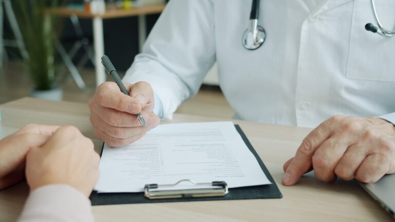 https://www.pexels.com/it-it/foto/il-medico-discute-il-referto-medico-con-il-paziente-39192334/
