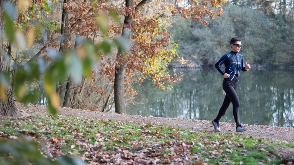 https://www.pexels.com/it-it/foto/lago-corsa-abbigliamento-sportivo-sportivo-5920518/