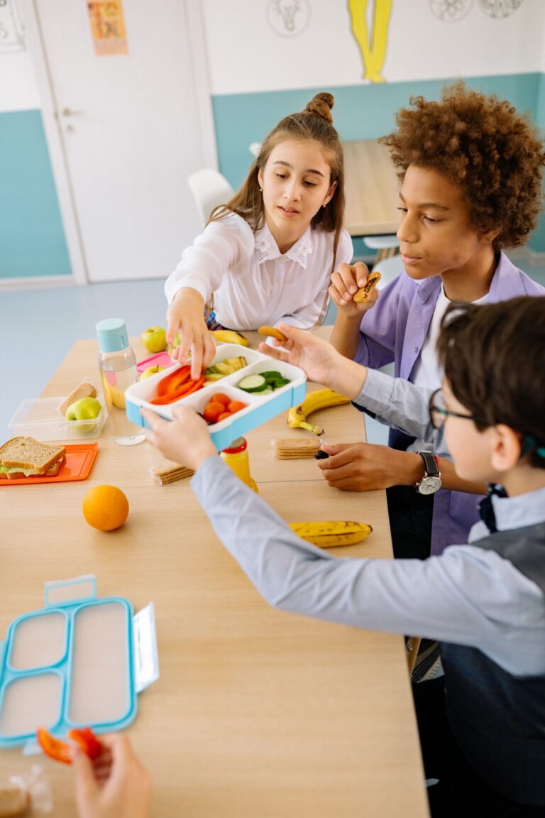 https://www.pexels.com/it-it/foto/cibo-mangiando-seduto-scuola-8617546/