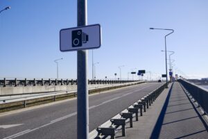 https://pixabay.com/it/photos/ponte-lampione-autovelox-365938/