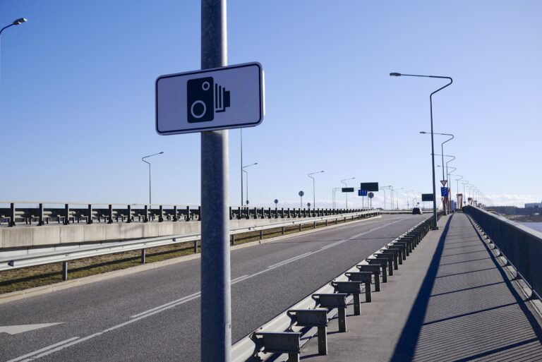 https://pixabay.com/it/photos/ponte-lampione-autovelox-365938/