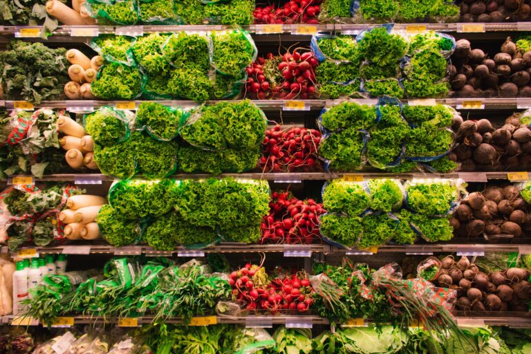 https://www.pexels.com/it-it/foto/lotto-di-verdure-assortite-2733918/