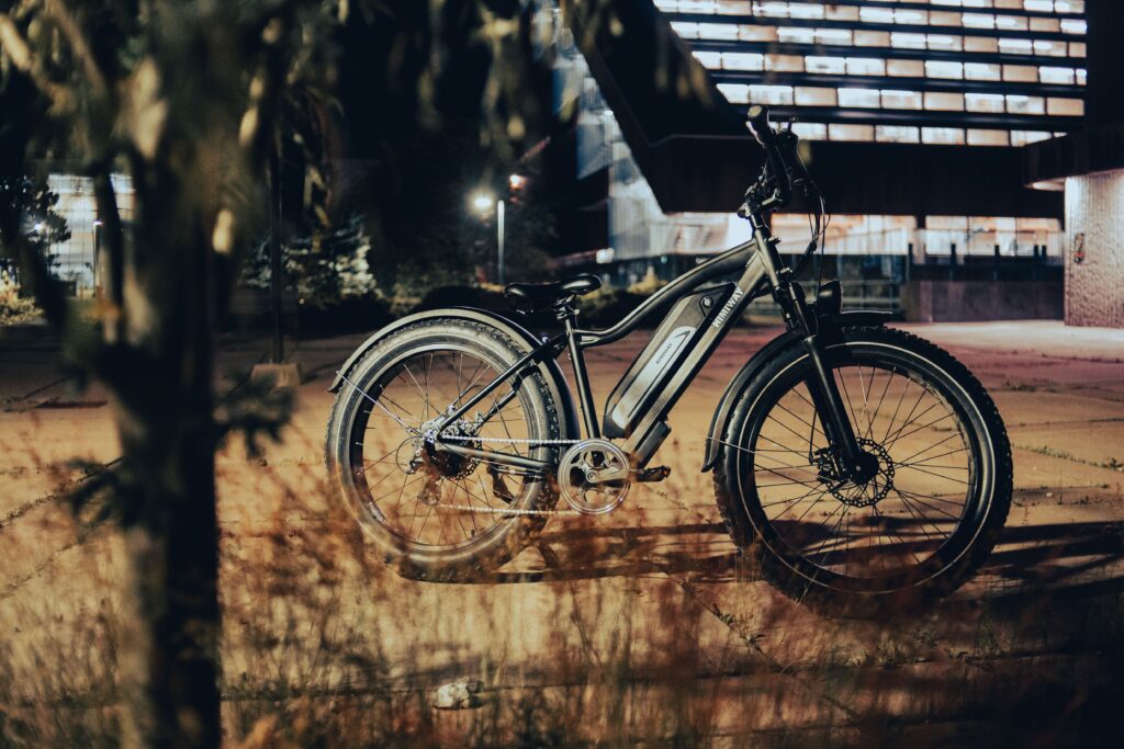 https://www.pexels.com/it-it/foto/luce-leggero-parco-bicicletta-8936927/