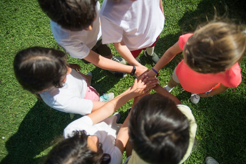https://www.pexels.com/it-it/foto/persone-amici-giocando-infanzia-8813497/