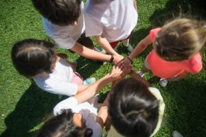 https://www.pexels.com/it-it/foto/persone-amici-giocando-infanzia-8813497/