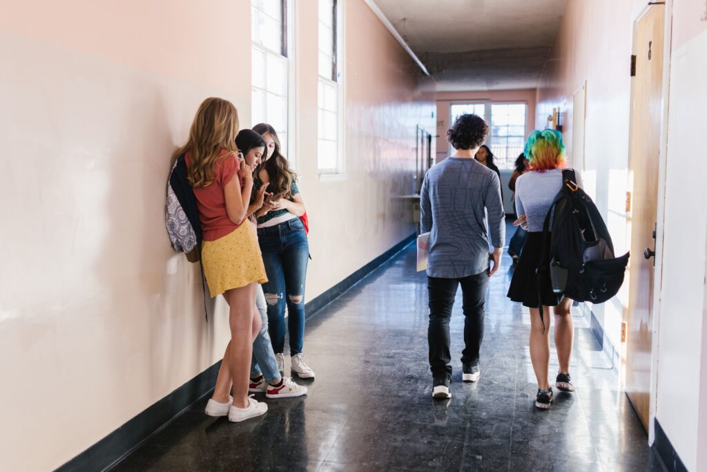 https://www.pexels.com/it-it/foto/camminando-scuola-in-piedi-studenti-8419516/