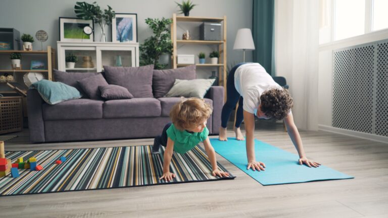 https://www.pexels.com/it-it/foto/donna-giocando-sport-bambino-23224874/