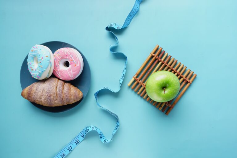 https://www.pexels.com/it-it/foto/cibo-apple-mela-tavolo-11327901/