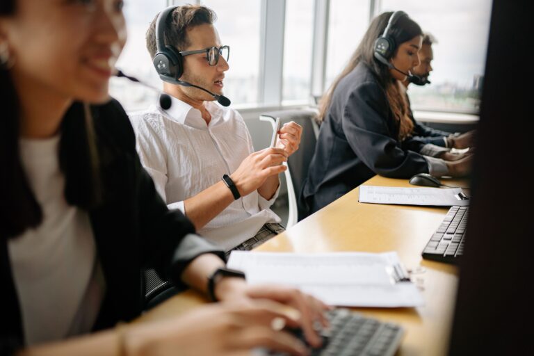 https://www.pexels.com/it-it/foto/persone-ufficio-lavorando-seduto-8867261/