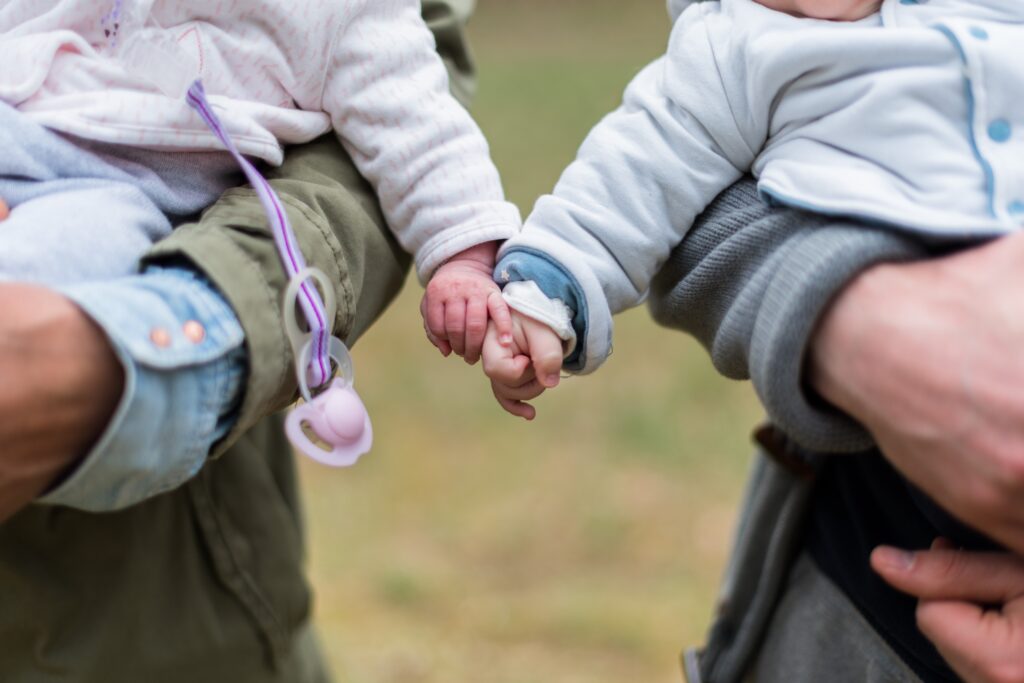 https://pixabay.com/it/photos/neonati-bambini-legame-genitori-2208930/